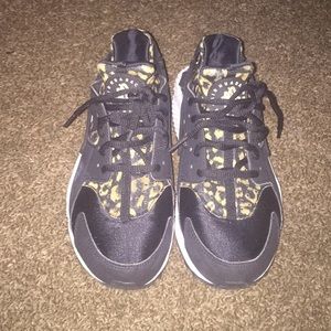 I’m selling  Cheetah print Nike Air Huaraches